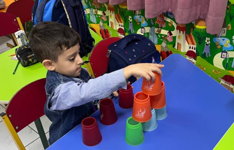 بازی با کاپ جهت هماهنگی گوش و دست ؛تقویت قدرت عمل و عکس العمل اجرا شد 4