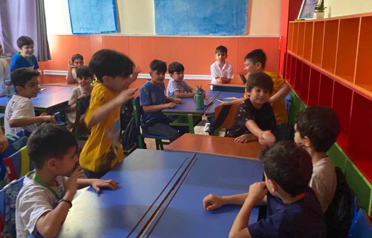 بازی pass the bomb برای معرفی خود 1