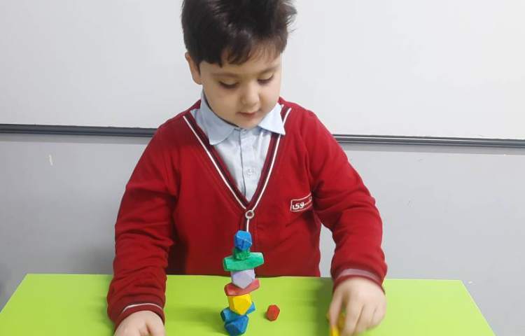 بازی تعادلی-حرکتی با عزیزانم در کلاس شاپرک 3