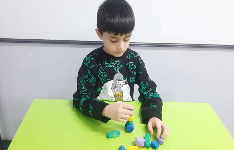 بازی تعادلی-حرکتی با عزیزانم در کلاس شاپرک 4