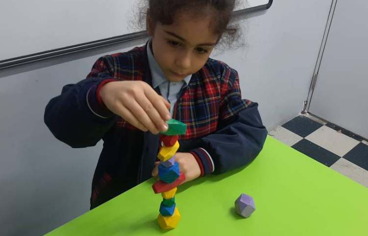 بازی تعادلی-حرکتی با عزیزانم در کلاس شاپرک 5