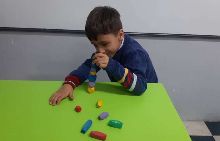 بازی تعادلی-حرکتی با عزیزانم در کلاس شاپرک 6