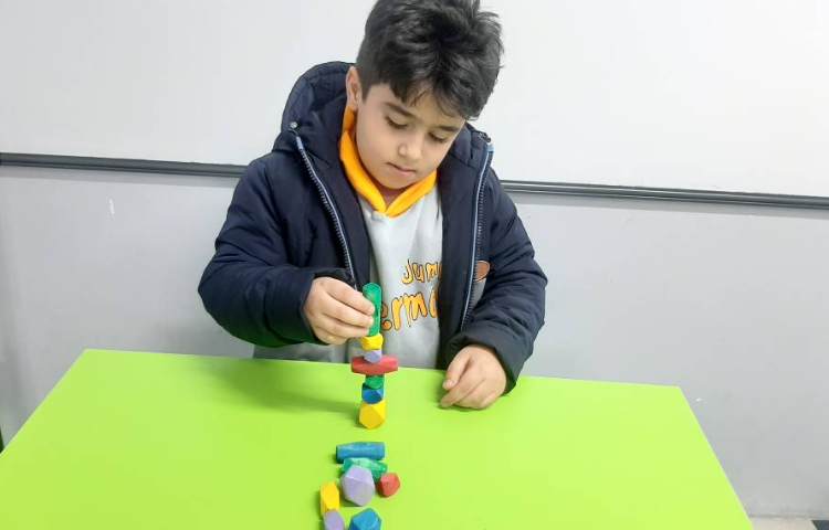 بازی تعادلی-حرکتی با عزیزانم در کلاس شاپرک 7