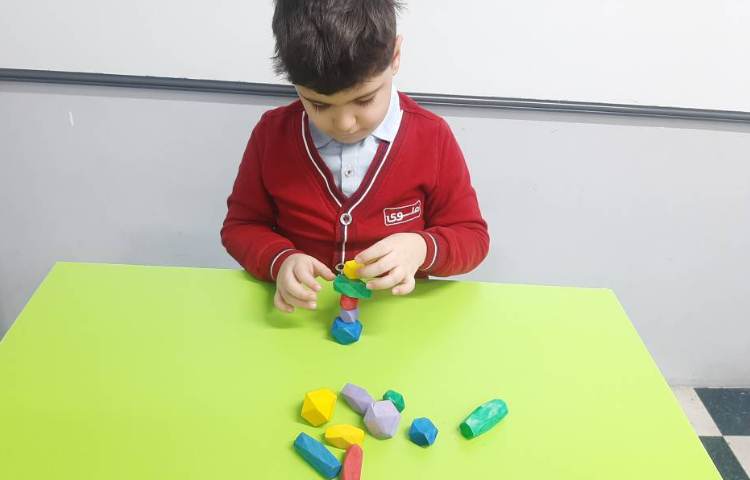 بازی تعادلی-حرکتی با عزیزانم در کلاس شاپرک 8