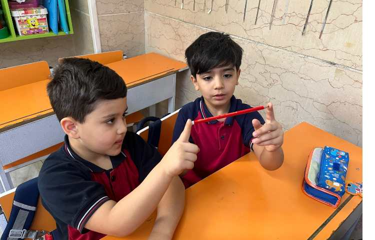 بازی تعادلی با مداد جهت تقویت دقت و تمرکز و دستورزی 8