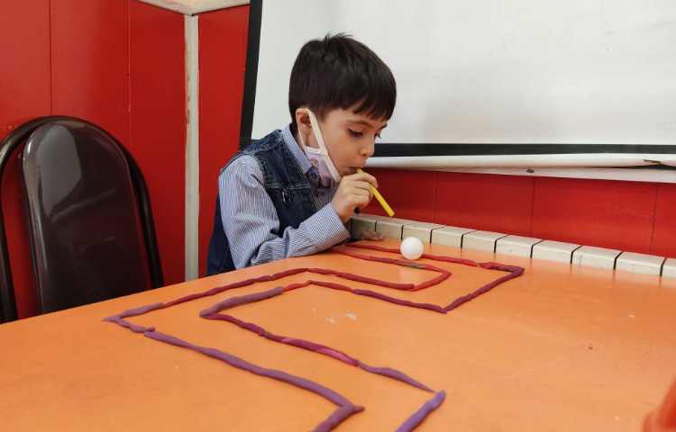 بازی تمرکزی توپ و نی جهت افزایش دقت و تمرکز 1