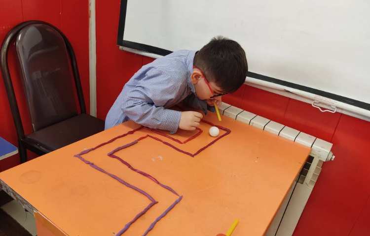 بازی تمرکزی توپ و نی جهت افزایش دقت و تمرکز 2