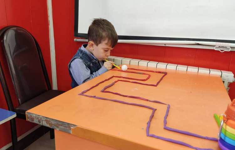 بازی تمرکزی توپ و نی جهت افزایش دقت و تمرکز 4