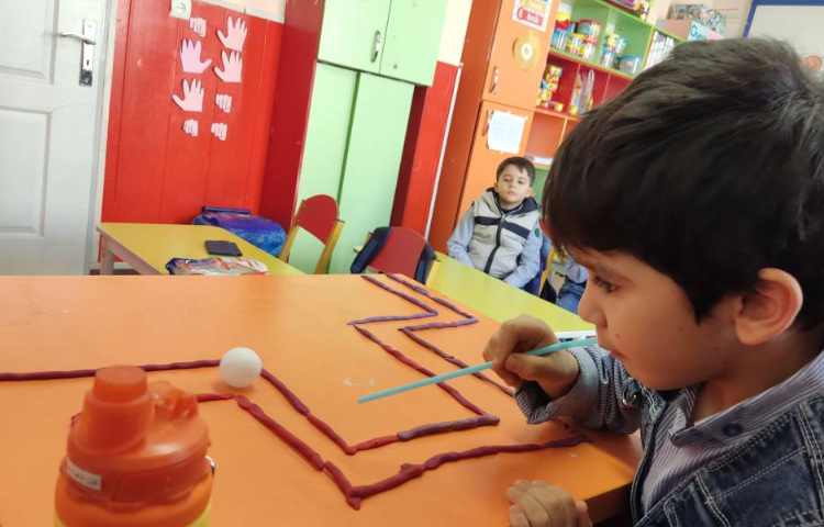 بازی تمرکزی توپ و نی جهت افزایش دقت و تمرکز 5