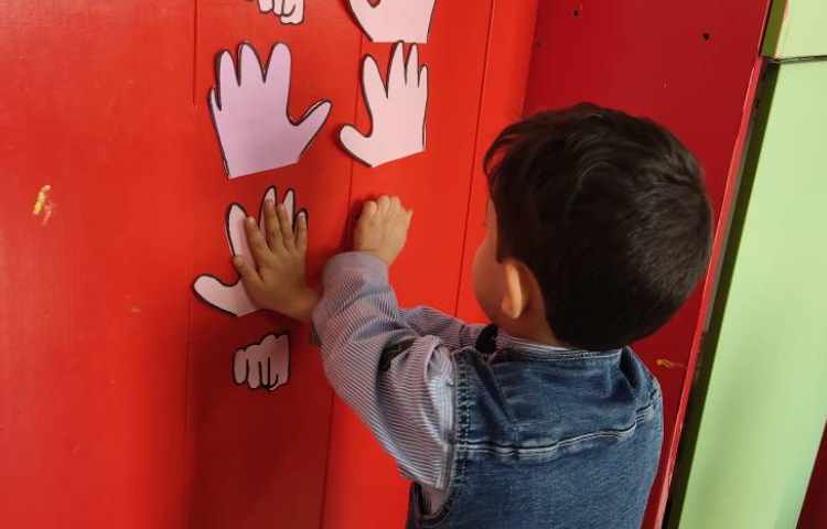 بازی تمرکزی جهت شناخت دست چپ و راست