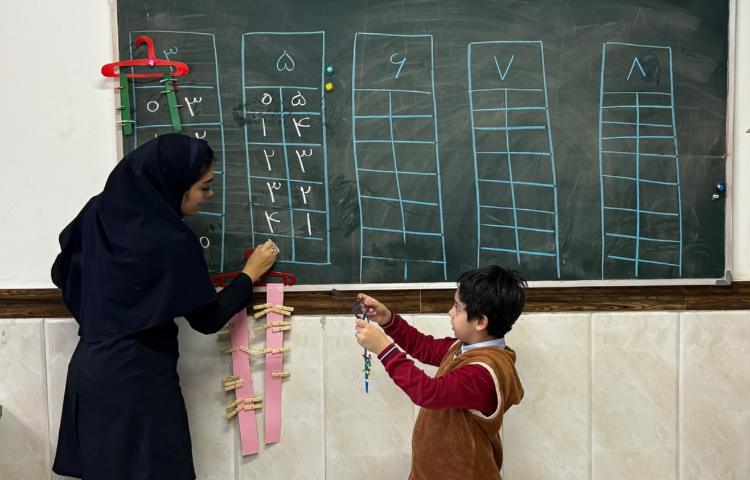 بازی جدول نظام دار با گیره و چوب لباسی