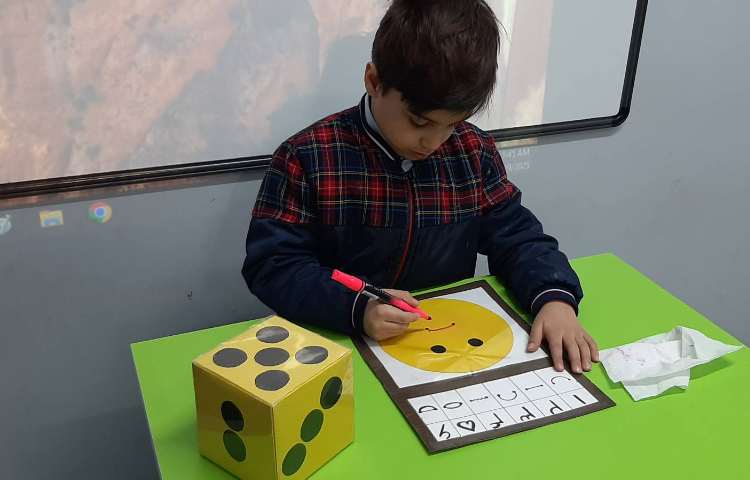 بازی جذاب و هدفمند اعداد و خطوط به همراه پسرانم در کلاس شاپرک 1