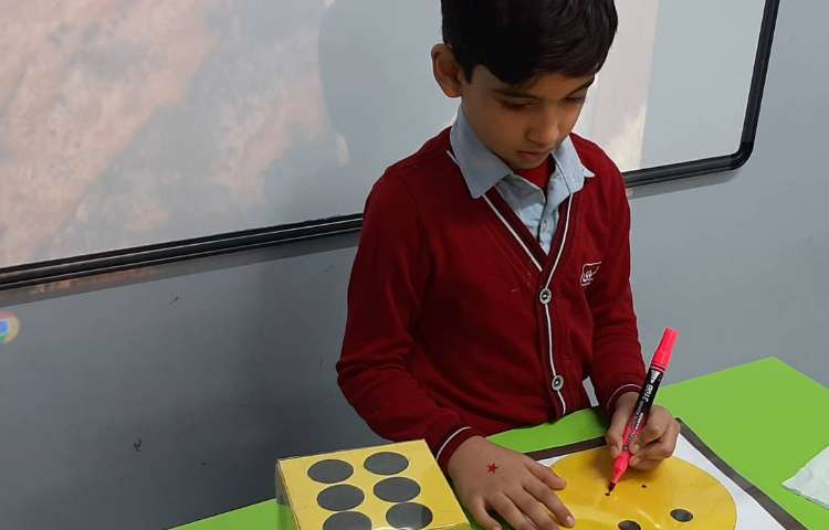 بازی جذاب و هدفمند اعداد و خطوط به همراه پسرانم در کلاس شاپرک 2