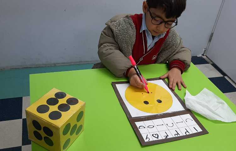 بازی جذاب و هدفمند اعداد و خطوط به همراه پسرانم در کلاس شاپرک 4