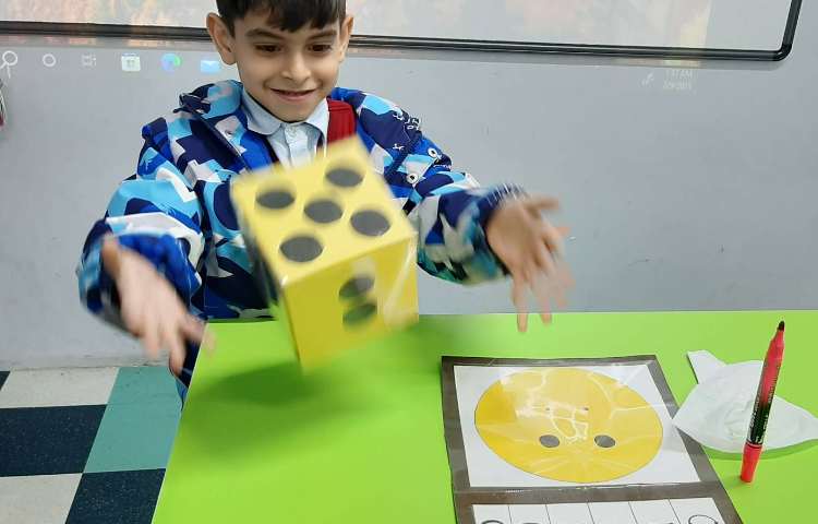 بازی جذاب و هدفمند اعداد و خطوط به همراه پسرانم در کلاس شاپرک 6