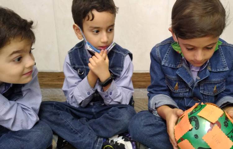 بازی جهت تشخیص rough یا smooth بودنِ لغات چسبانده شده روی توپ 4