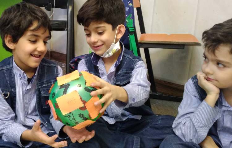 بازی جهت تشخیص rough یا smooth بودنِ لغات چسبانده شده روی توپ