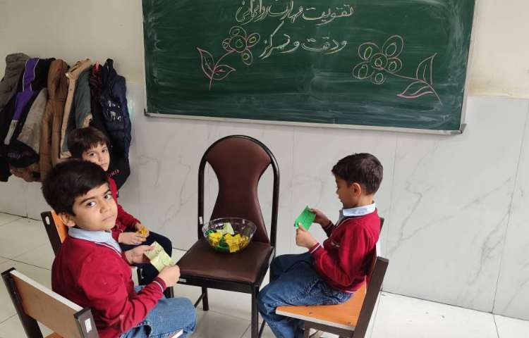 بازی جهت تقویت دقت و تمرکز و مهارت روانخوانی درکلاس توسط دانش‌آموزان برگزارشد. 3