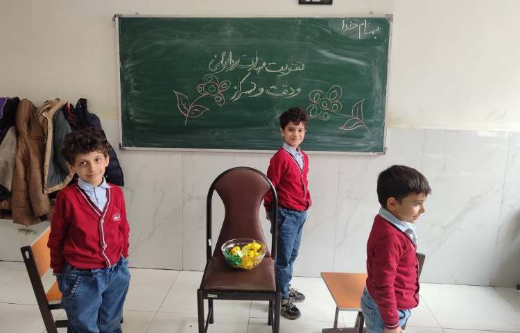 بازی جهت تقویت دقت و تمرکز و مهارت روانخوانی درکلاس توسط دانش‌آموزان برگزارشد. 4