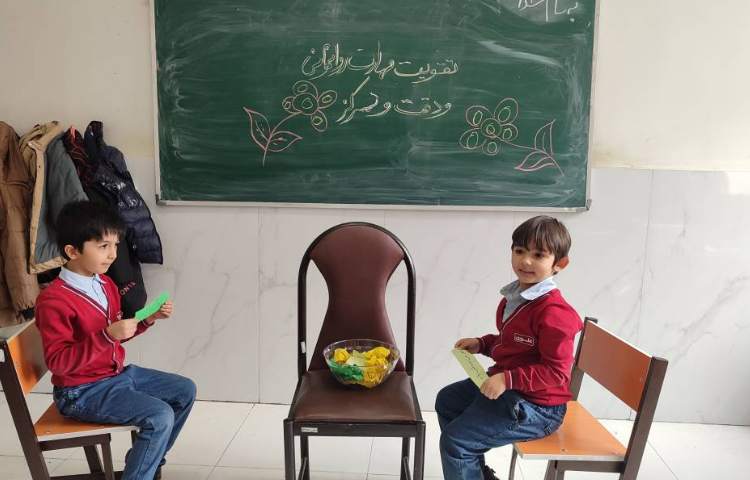 بازی جهت تقویت دقت و تمرکز و مهارت روانخوانی درکلاس توسط دانش‌آموزان برگزارشد. 5