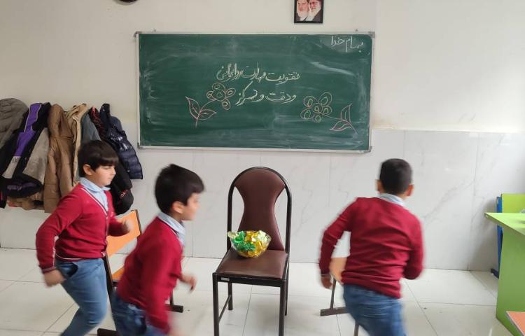 بازی جهت تقویت دقت و تمرکز و مهارت روانخوانی درکلاس توسط دانش‌آموزان برگزارشد.