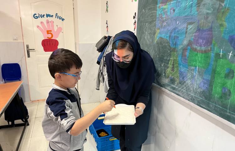 بازی جهت مرور نحوه نوشتن حروف Pp و Ii 1