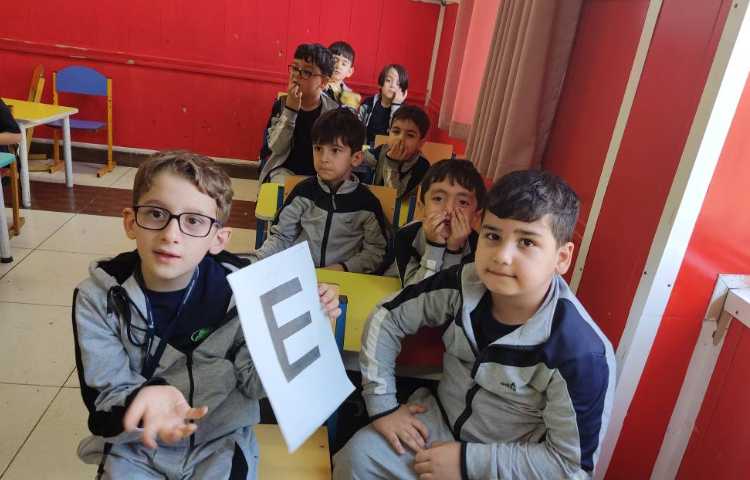 بازی جهت ها با استفاده از علامت های چشم پزشکی 3