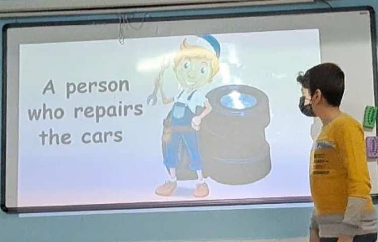 بازی حدس زدن شغل و خواندن شعر در کلاس 3