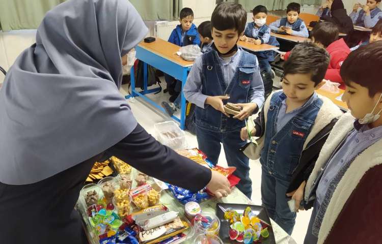 بازی خرید و فروش وسایل با هدف یادگیری ساخت عدد با سکه زنگ ریاضی 1