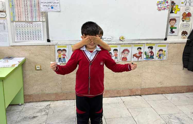 بازی خلاق تمرکز با ماژیک با چشم بسته 2