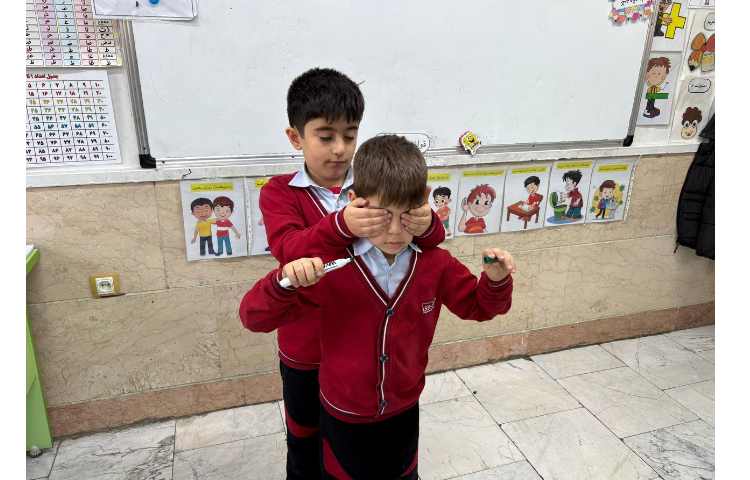 بازی خلاق تمرکز با ماژیک با چشم بسته 3