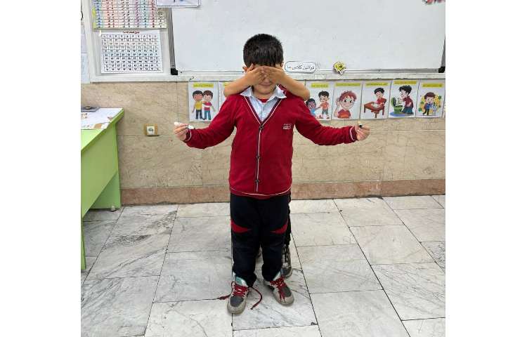 بازی خلاق تمرکز با ماژیک با چشم بسته 4