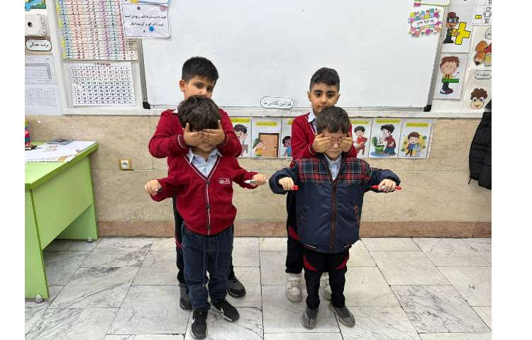 بازی خلاق تمرکز با ماژیک با چشم بسته 5