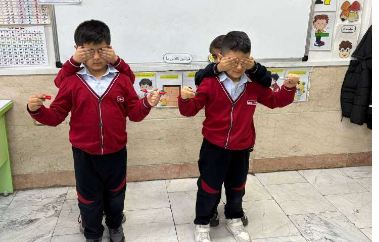 بازی خلاق تمرکز با ماژیک با چشم بسته 6