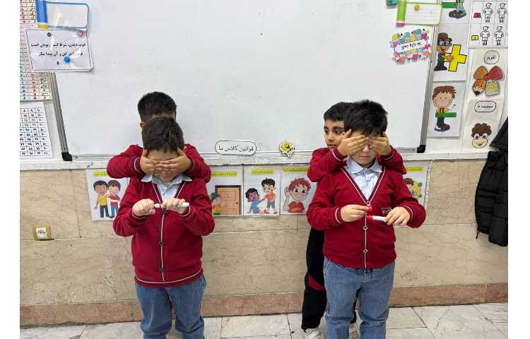 بازی خلاق تمرکز با ماژیک با چشم بسته