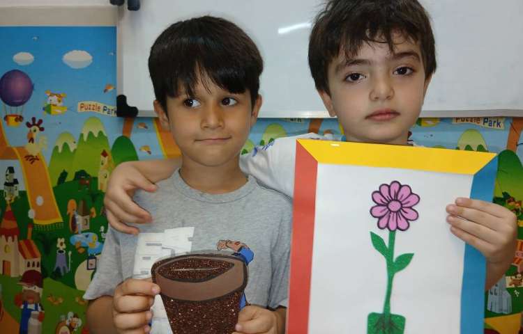 بازی خلاق و تمرکزی انتقال آب با هدف هماهنگی چشم ، دست و پا و حفظ تعادل انجام شد. 4