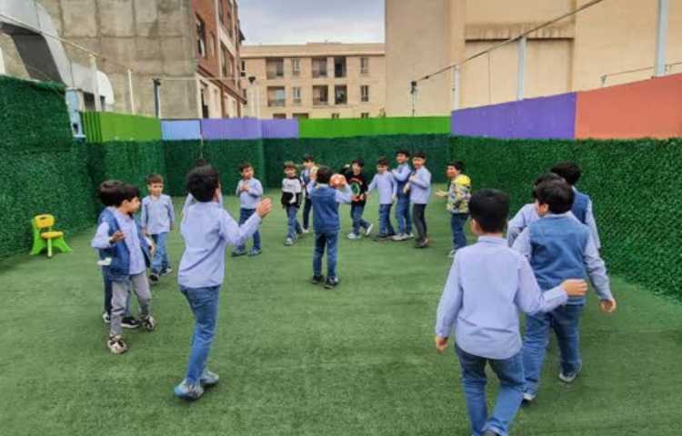 بازی دبستانی، توپ و هدف 1