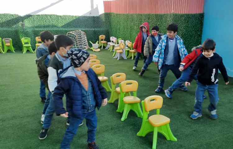 بازی دبستانی، ربودن صندلی 1