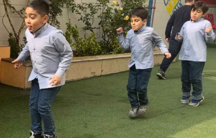 بازی دبستانی (پاهای استوار) 1