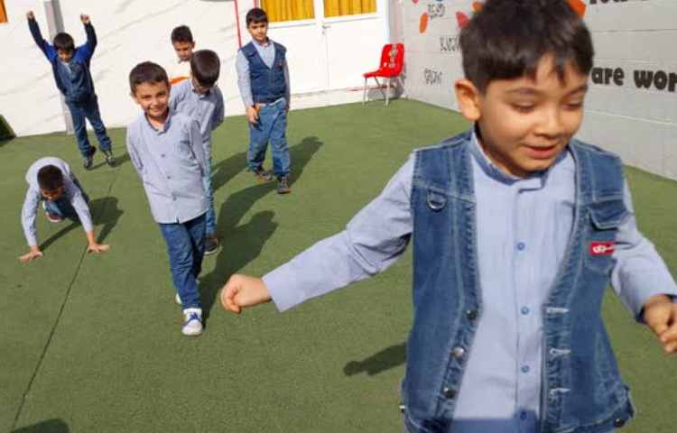 بازی دبستانی پاهای استوار 1