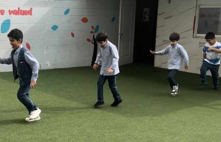 بازی دبستانی (پاهای استوار) 2