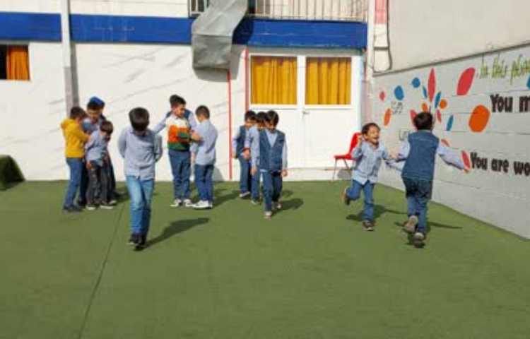 بازی دبستانی پاهای استوار 2