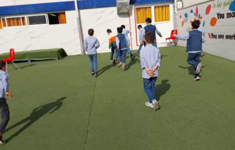 بازی دبستانی پاهای استوار 3