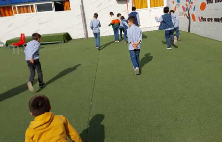 بازی دبستانی پاهای استوار 4