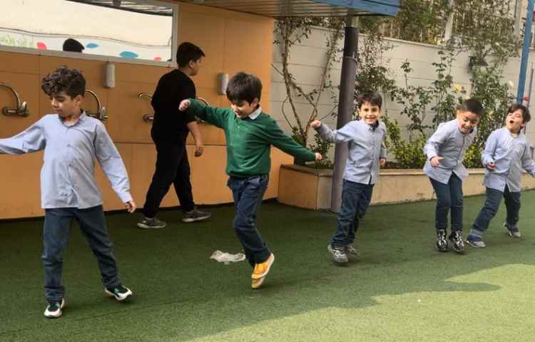 بازی دبستانی (پاهای استوار)