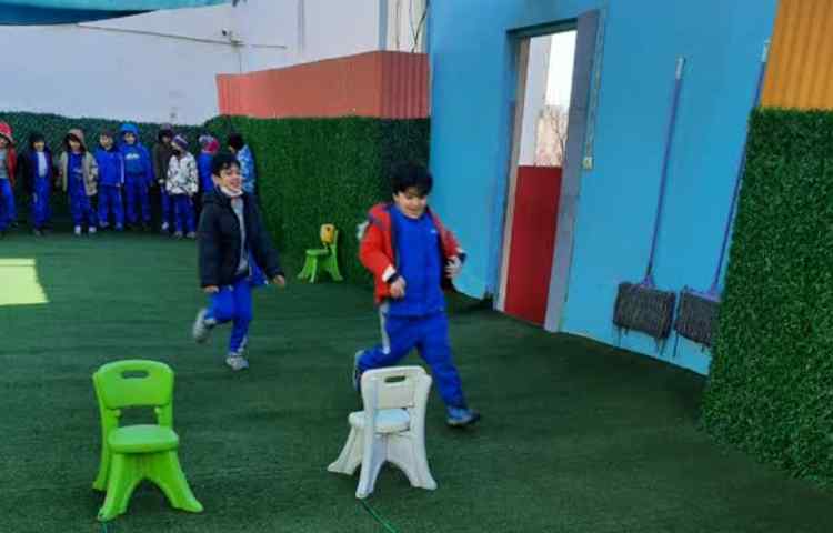 بازی دبستانی پرش از جوی 1