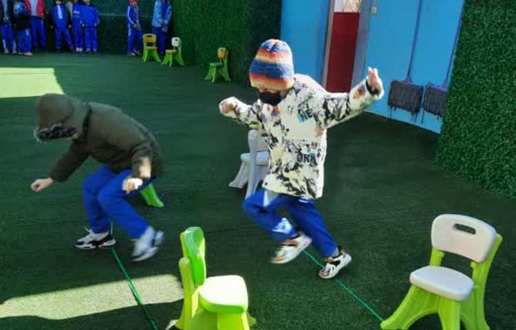 بازی دبستانی پرش از جوی 2