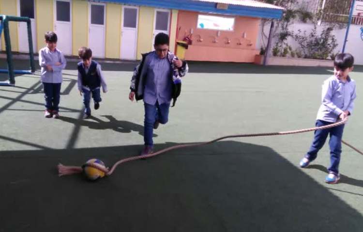 بازی دبستانی (پرش از روی طناب) 2