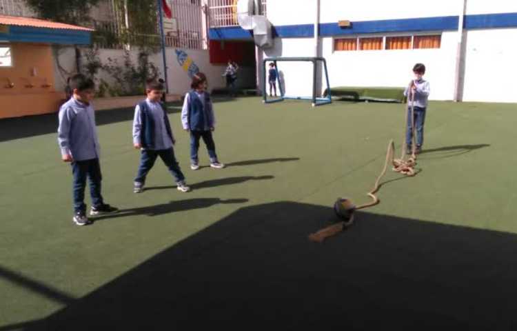 بازی دبستانی (پرش از روی طناب) 3