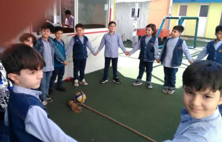 بازی دبستانی (پرش از روی طناب) 5